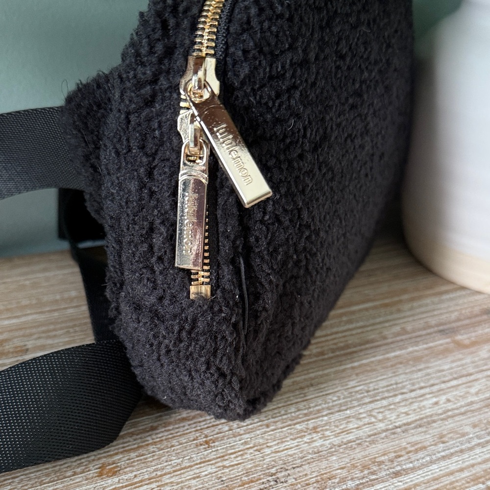 lululemon athletica Black Fleece Crossbody Bag New - Picture 4 of 4